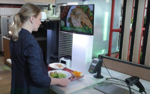 Robotkassas tuleb kandik toiduga asetada fotosilma alla ja pärast skanneerimist teab arvuti juba ise, mille eest arve esitada tuleb. (c) Foto: stoppkaader