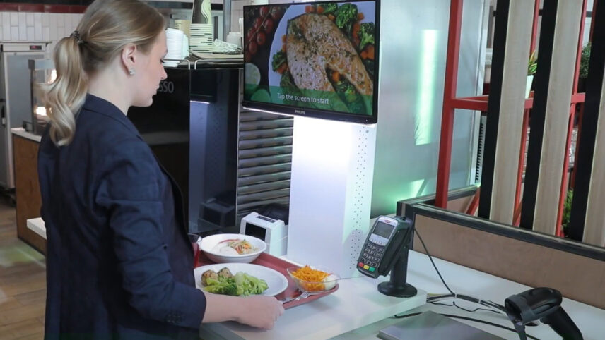 Robotkassas tuleb kandik toiduga asetada fotosilma alla ja pärast skanneerimist teab arvuti juba ise, mille eest arve esitada tuleb. (c) Foto: stoppkaader